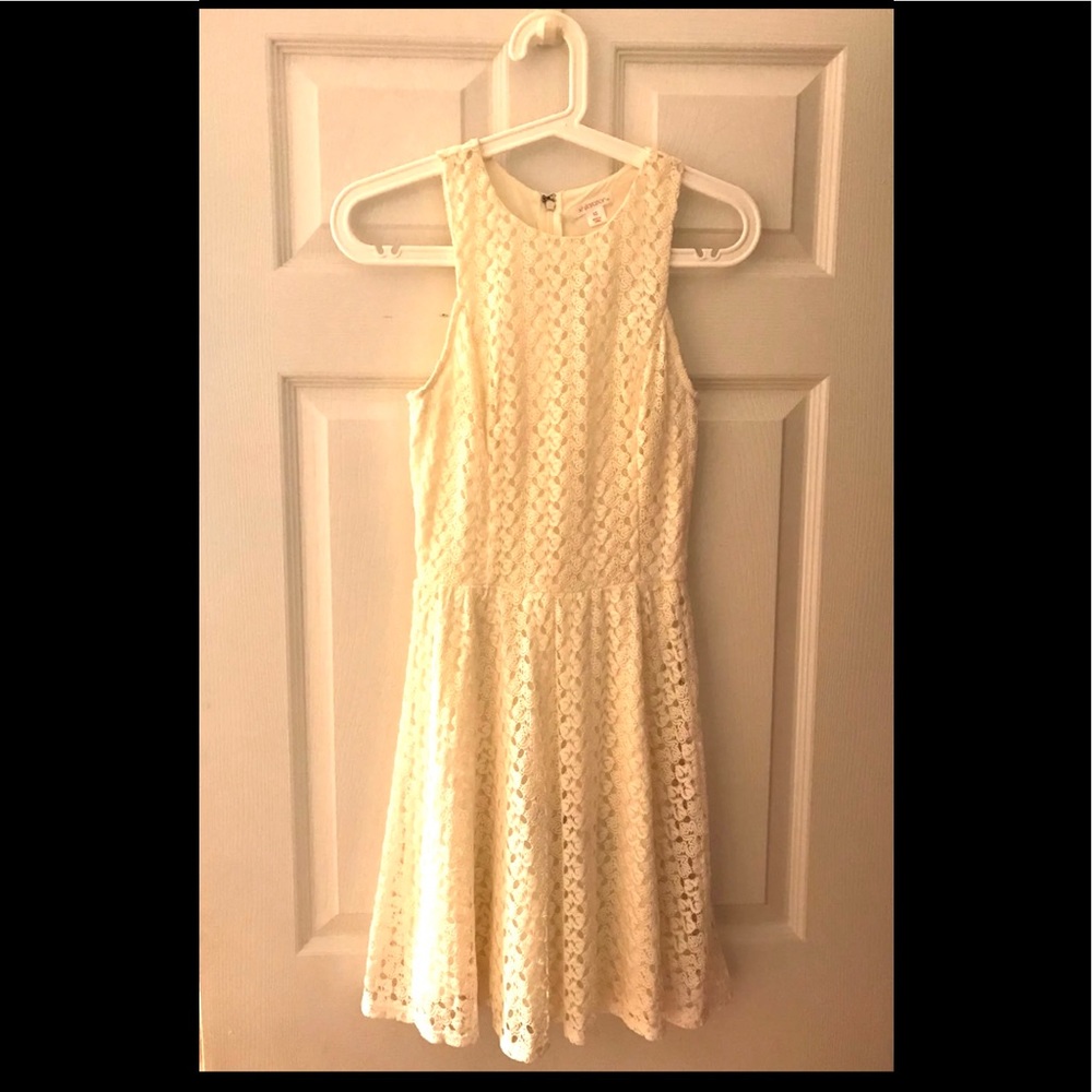 WHITE LACE DRESS IN LIKE NEW CONDITION 🌸